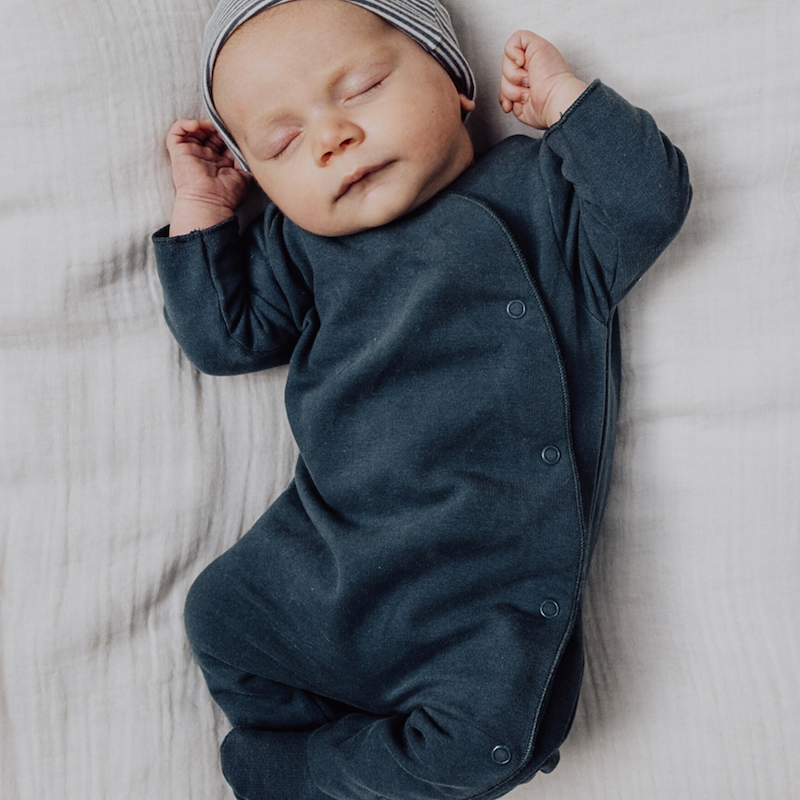 Neugeborener Anzug mit Druckknöpfen