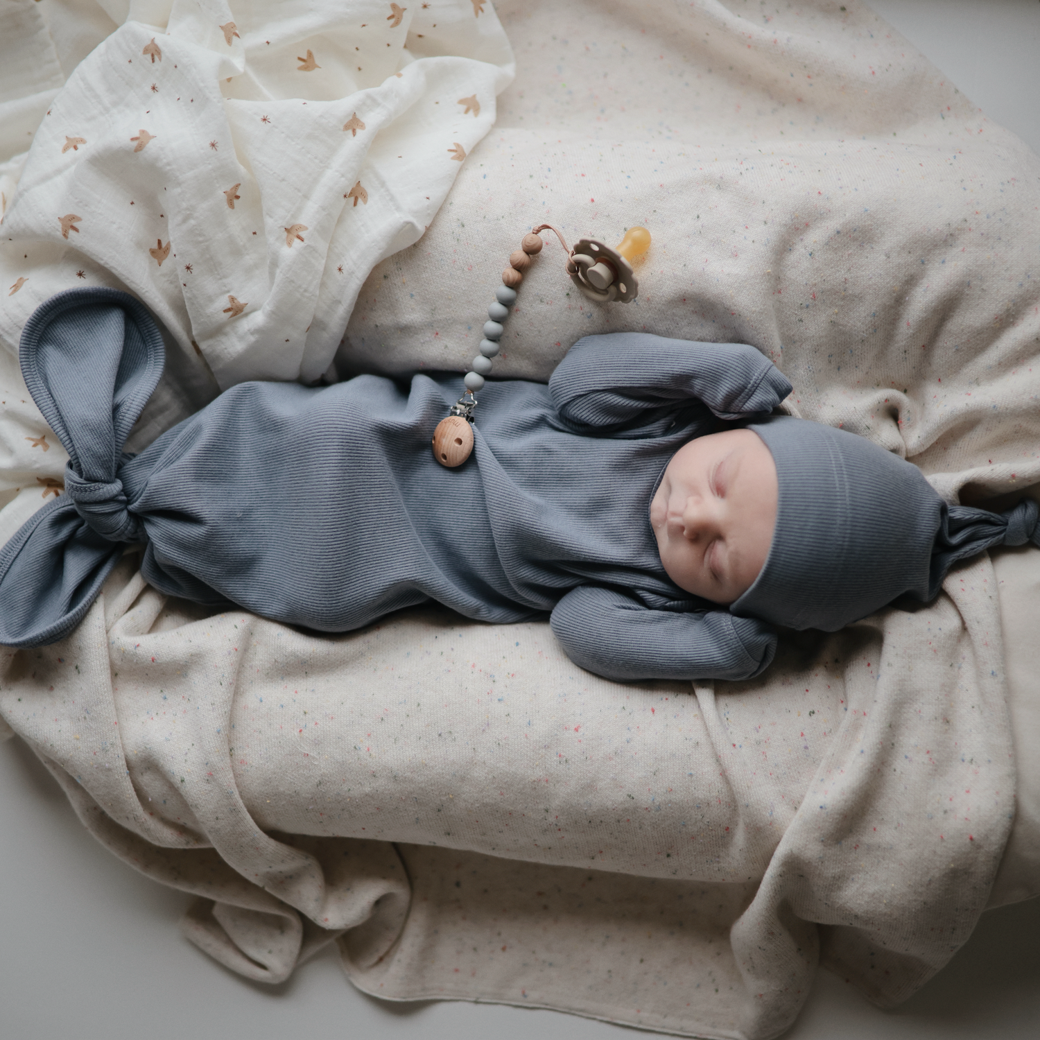 Tipps zur Regulierung der Körperwärme deines Neugeborenen mit Babymützen und Schlafsäcken