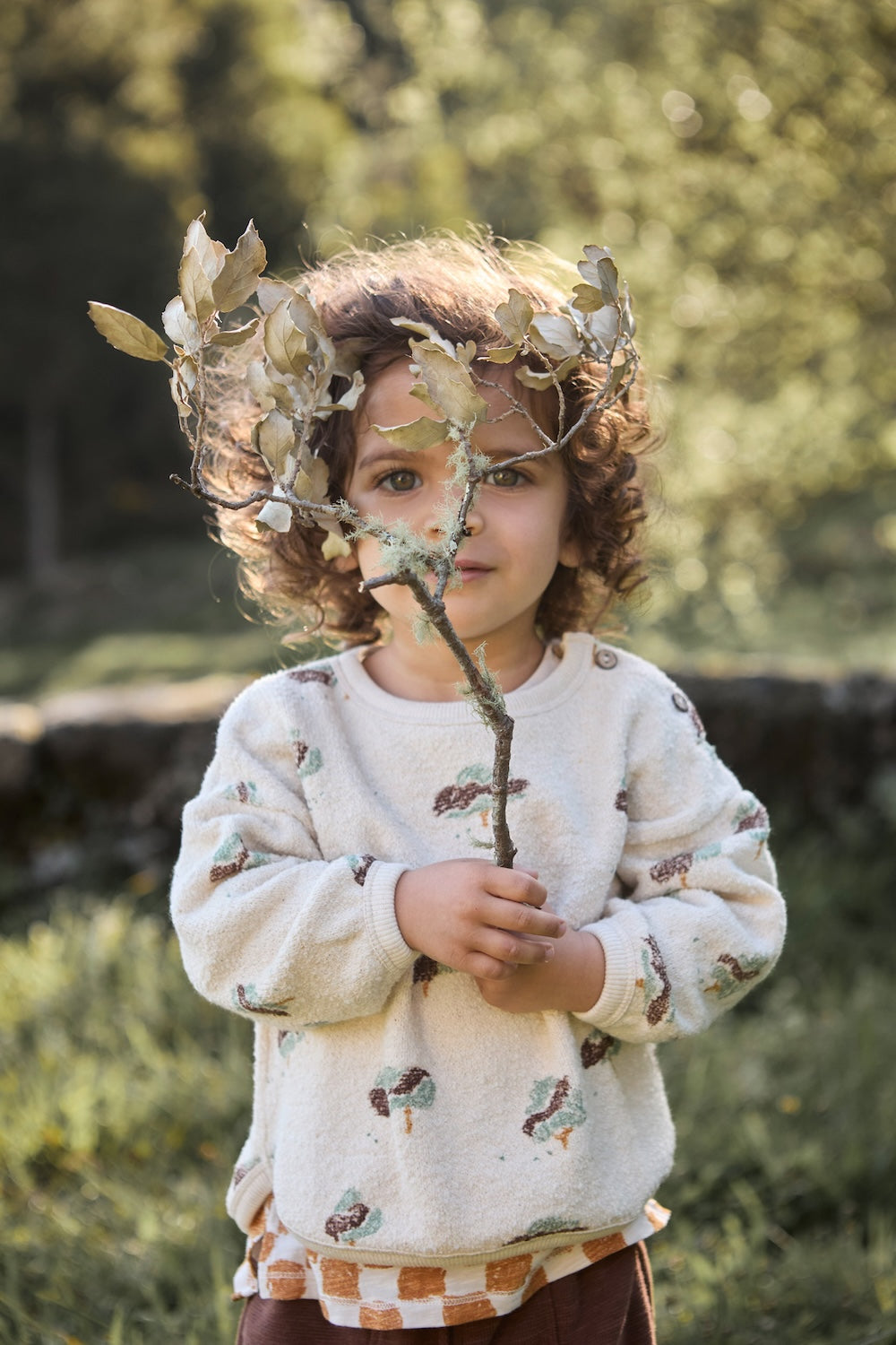 Kind angezogen in Fair Trade Kinderkleidung