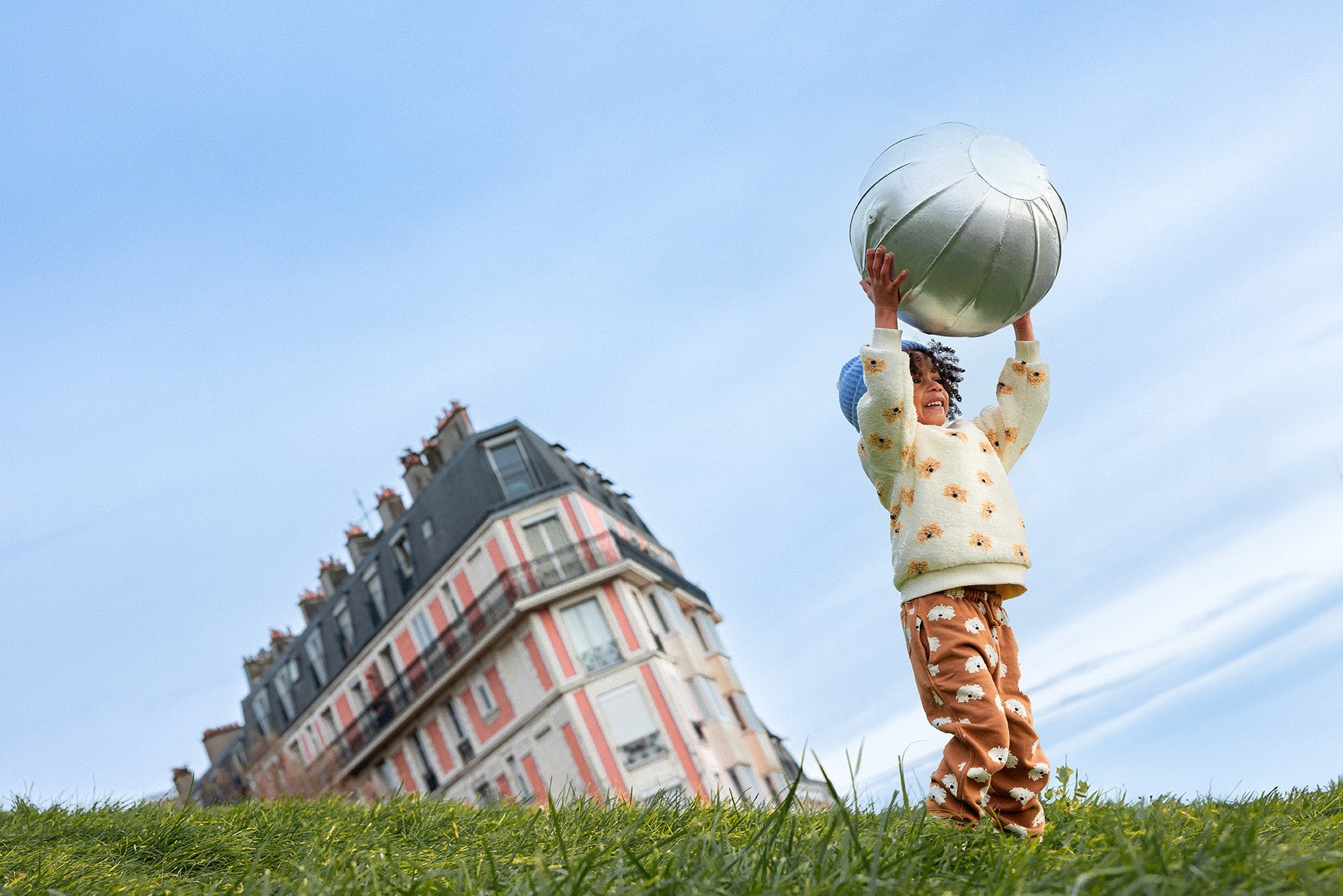 Cardigans, Pullover und Sweatshirts für Kleinkinder – kuschelige Strickjacken, warme Pullover und bequeme Sweats aus Bio-Baumwolle und Wolle. Nachhaltig, weich und alltagstauglich.