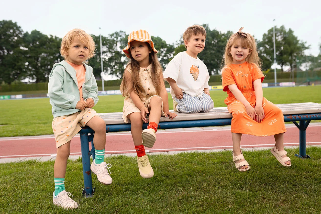 Nachhaltige Kleinkind-Mode aus Bio-Baumwolle und Merinowolle – bequeme Overalls, Jacken, Kleider und Basics für Babys und Kleinkinder. Hautfreundlich, praktisch und stylisch.