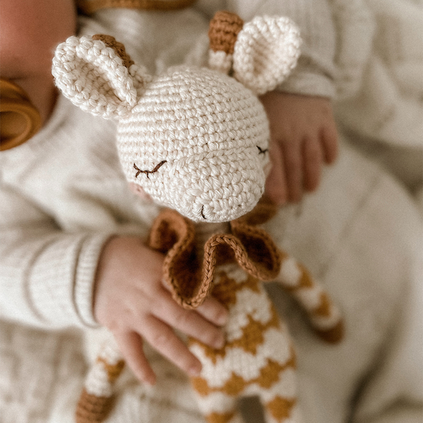 Häkelpuppe Goldie Giraffe | ochre overall