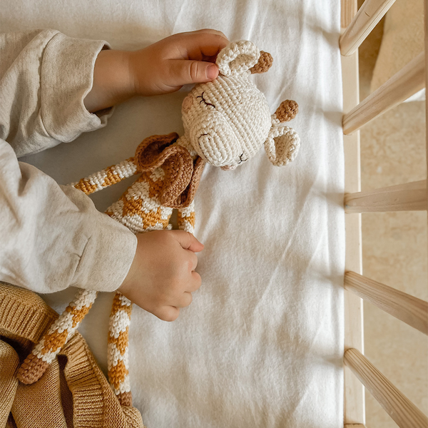 Häkelpuppe Goldie Giraffe | ochre overall