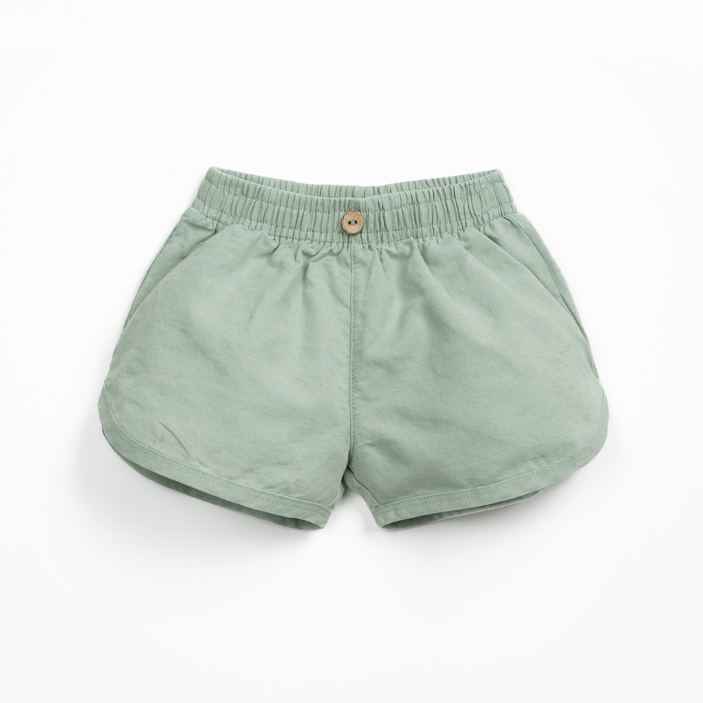 Shorts mit dekorativem Kokosknopf