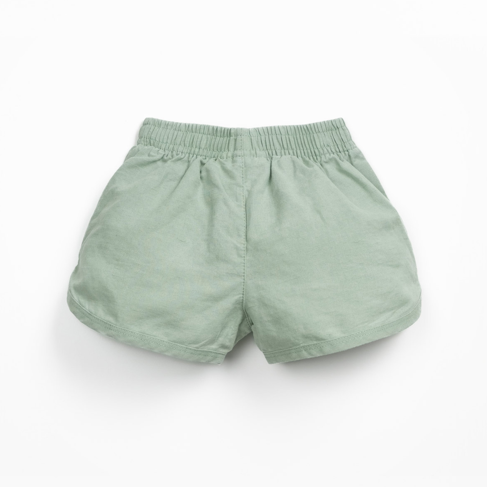 Shorts mit dekorativem Kokosknopf