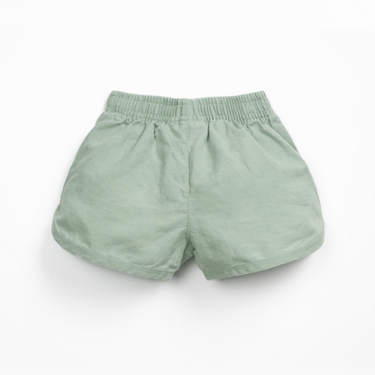 Shorts mit dekorativem Kokosknopf