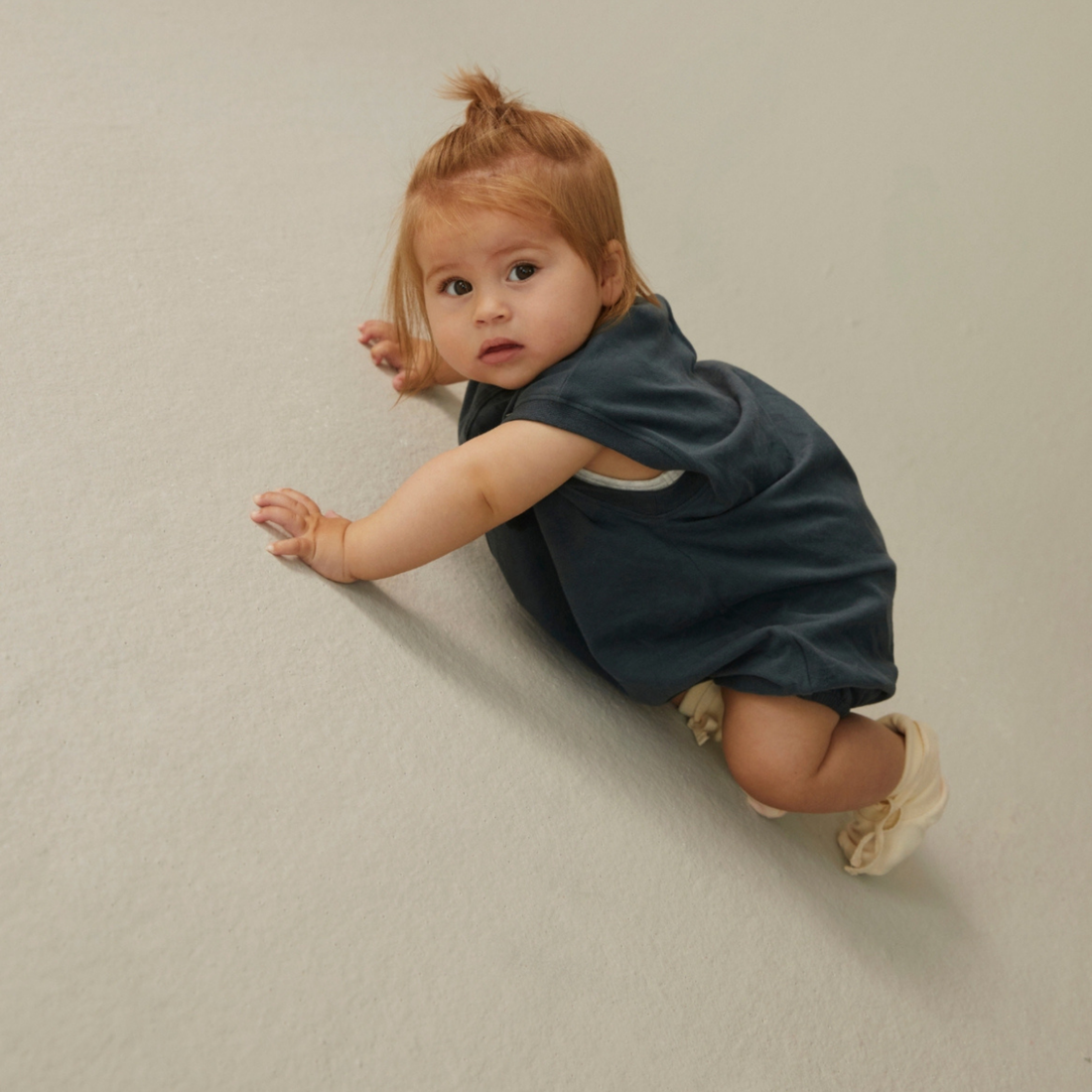 Baby Anzug mit Falten