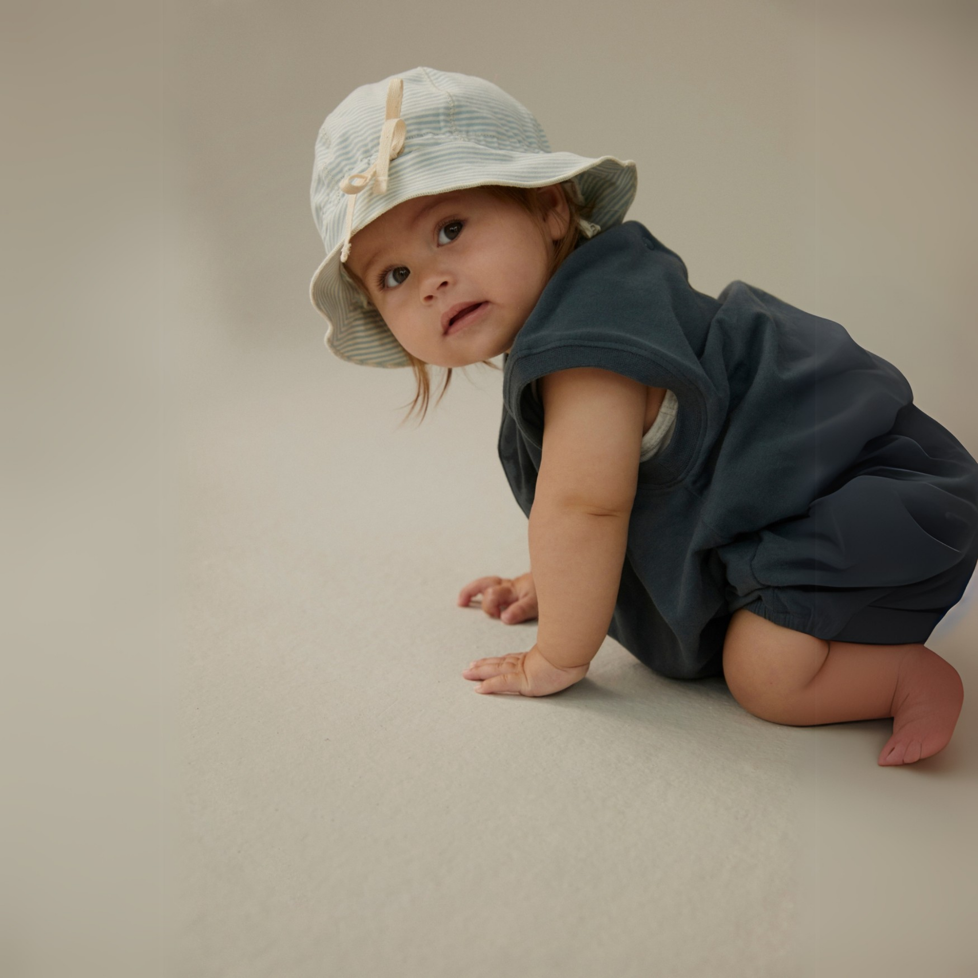 Baby Anzug mit Falten