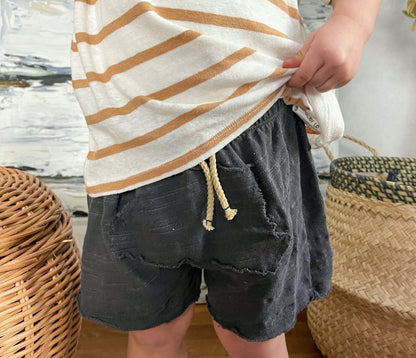 Shorts mit der Kängurutasche